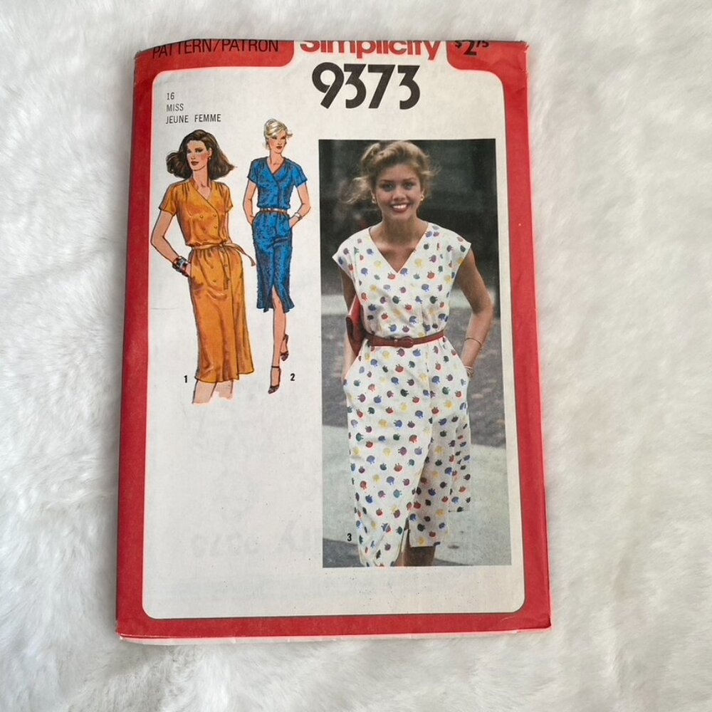 2 Simplicity Sewing Patterns - Picture 2 of 5